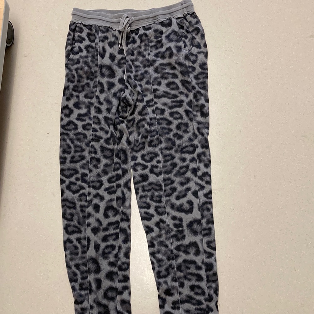 Splendid size M cheetah joggers
